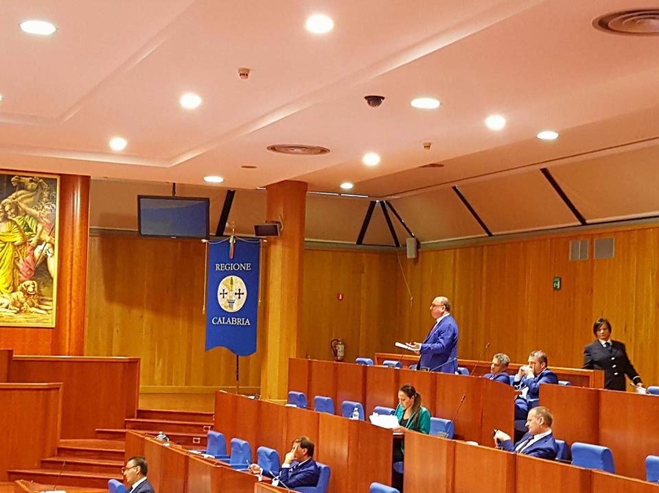 Carlo Guccione in aula al Consiglio regionale della Calabria