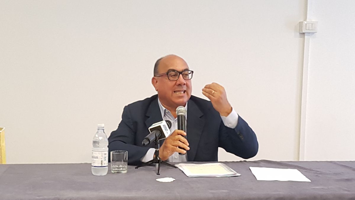 Carlo Guccione durante una conferenza stampa